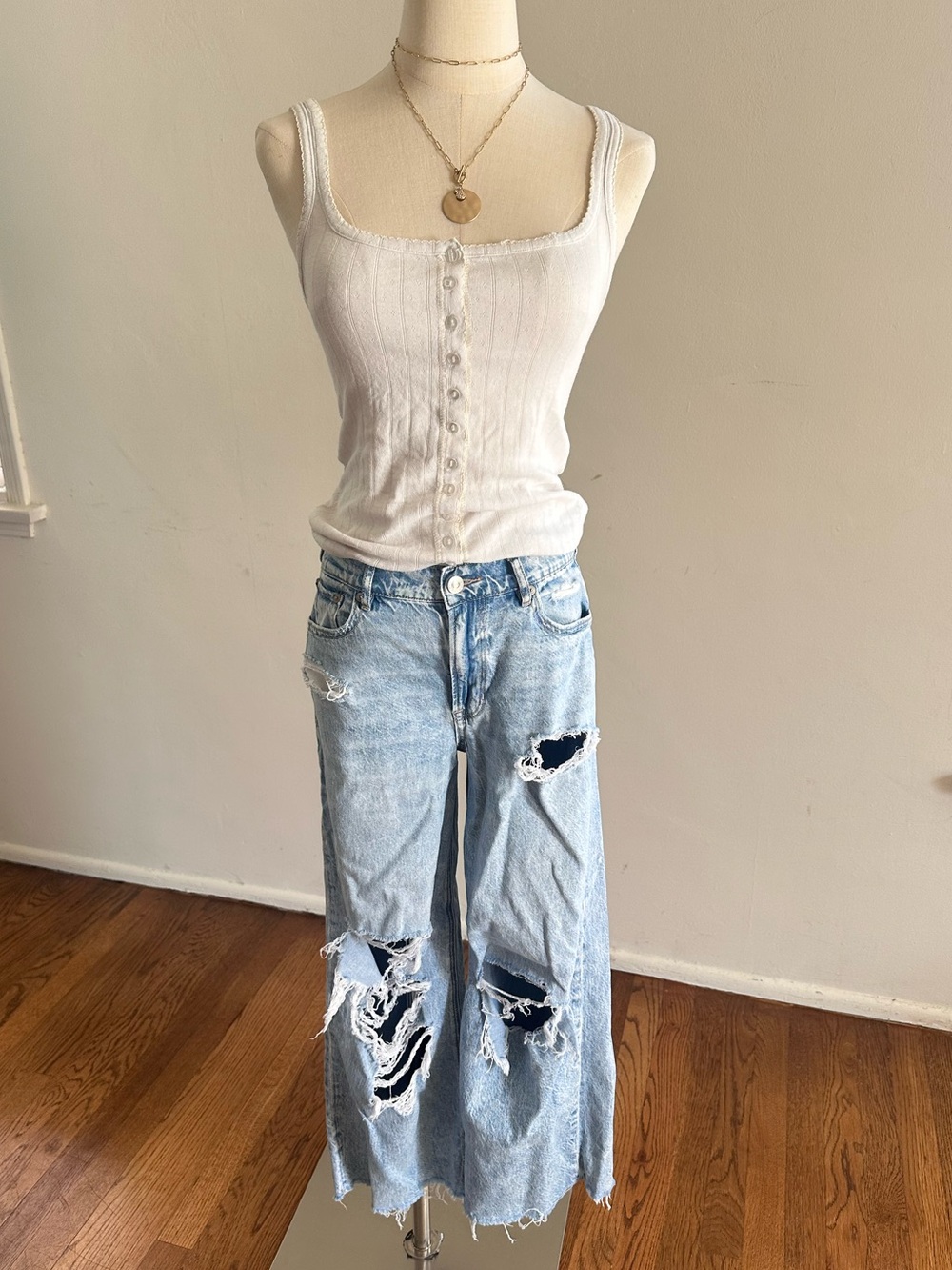 American Eagle Super High Rise Baggy Wide Leg Distressed Jeans Size 2 Short
